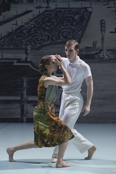 Astrid Julen and Daniel Myers dancing together in Meine Seele hört im Sehen.