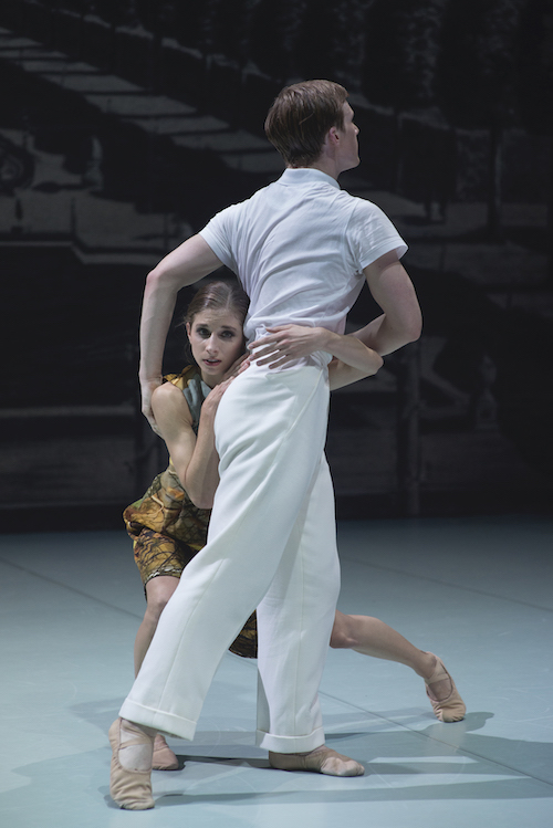 Astrid Julen and Daniel Myers dancing together in Meine Seele hört im Sehen.