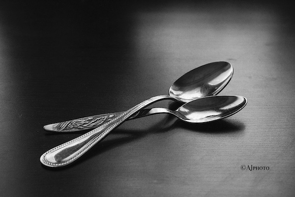 Two spoons in black and white photographed by Astrid Julen.