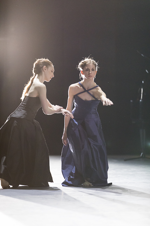 Astrid Julen and Marina Schmied dancing in Kontrapunkt, auf der anderen Seite von Bach.