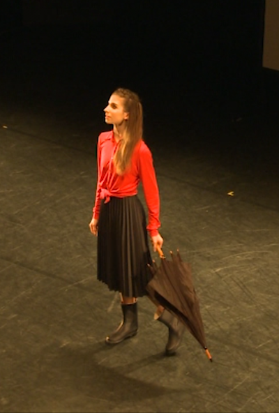Astrid Julen walking with an umbrella in her choreography T-Raum.