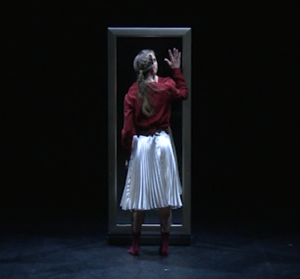 Astrid Julen touching the mirror in her own choreography Ich bin.